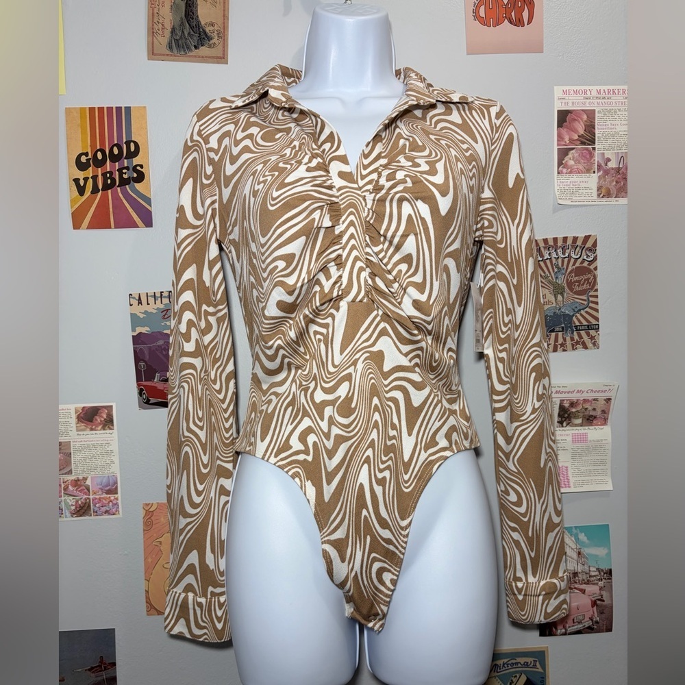SO Long Sleeve Twist-Front Bodysuit in Brown & White Swirl